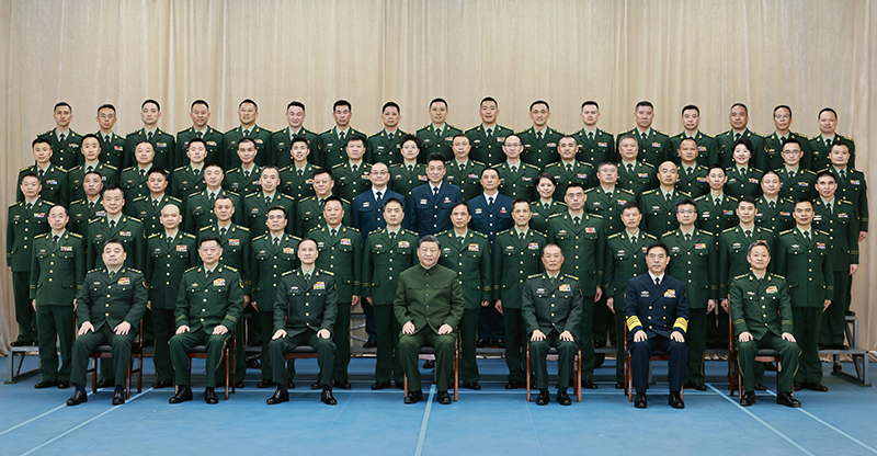 11月29日，中共中央總書記、國家主席、中央軍委主席習(xí)近平到武警海警總隊東海海區(qū)指揮部視察。這是習(xí)近平親切接見東海海區(qū)指揮部有關(guān)同志，同大家合影留念。